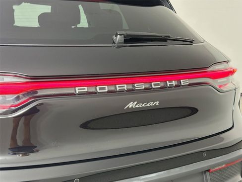 Certified 2025 Porsche Macan AWD/4WD image 17