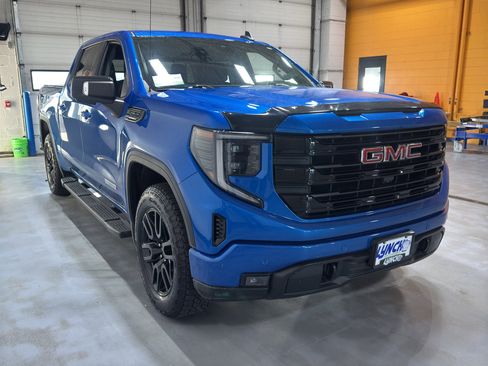 Used 2024 GMC Sierra 1500 Elevation w/ Elevation Premium Package AWD/4WD image 8