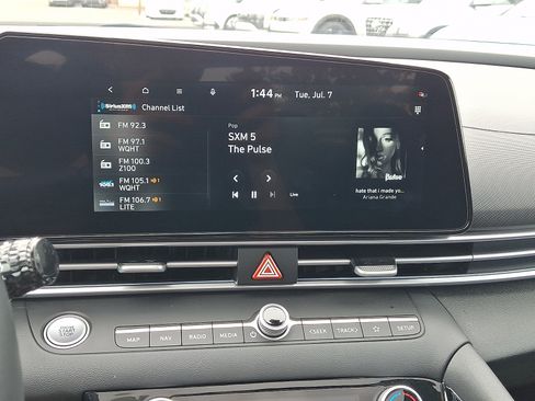 Certified 2025 Hyundai Elantra Limited FWD image 17