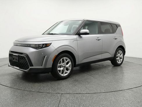 Used 2025 Kia Soul LX w/ LX Technology Package FWD image 3
