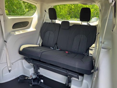 Used 2018 Chrysler Pacifica Touring Plus FWD image 10