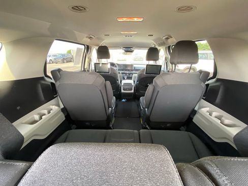 Used 2022 Kia Carnival LX FWD image 13