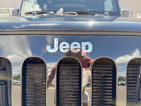 Used 2013 Jeep Wrangler Unlimited Sahara w/ Connectivity Group AWD/4WD image 12