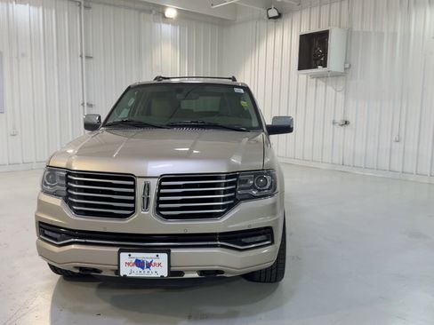 Used 2017 Lincoln Navigator Select RWD image 4