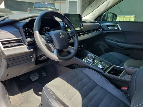 Used 2024 Mitsubishi Outlander SE Black Edition FWD image 16