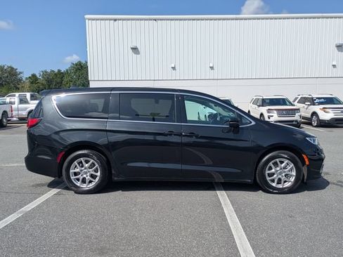 Used 2023 Chrysler Pacifica Touring-L FWD image 3
