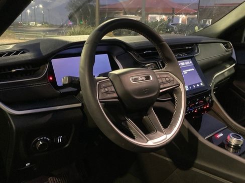 Used 2024 Jeep Grand Cherokee L Altitude image 9