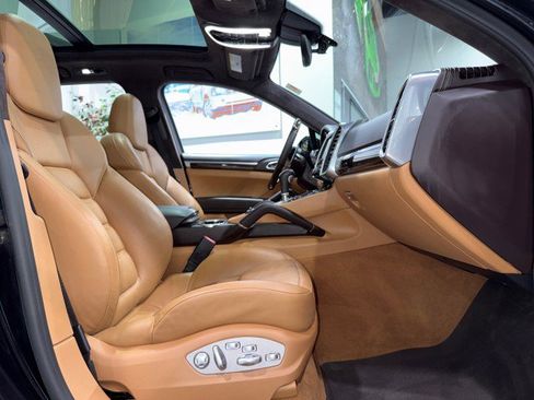 Used 2015 Porsche Cayenne Turbo image 60