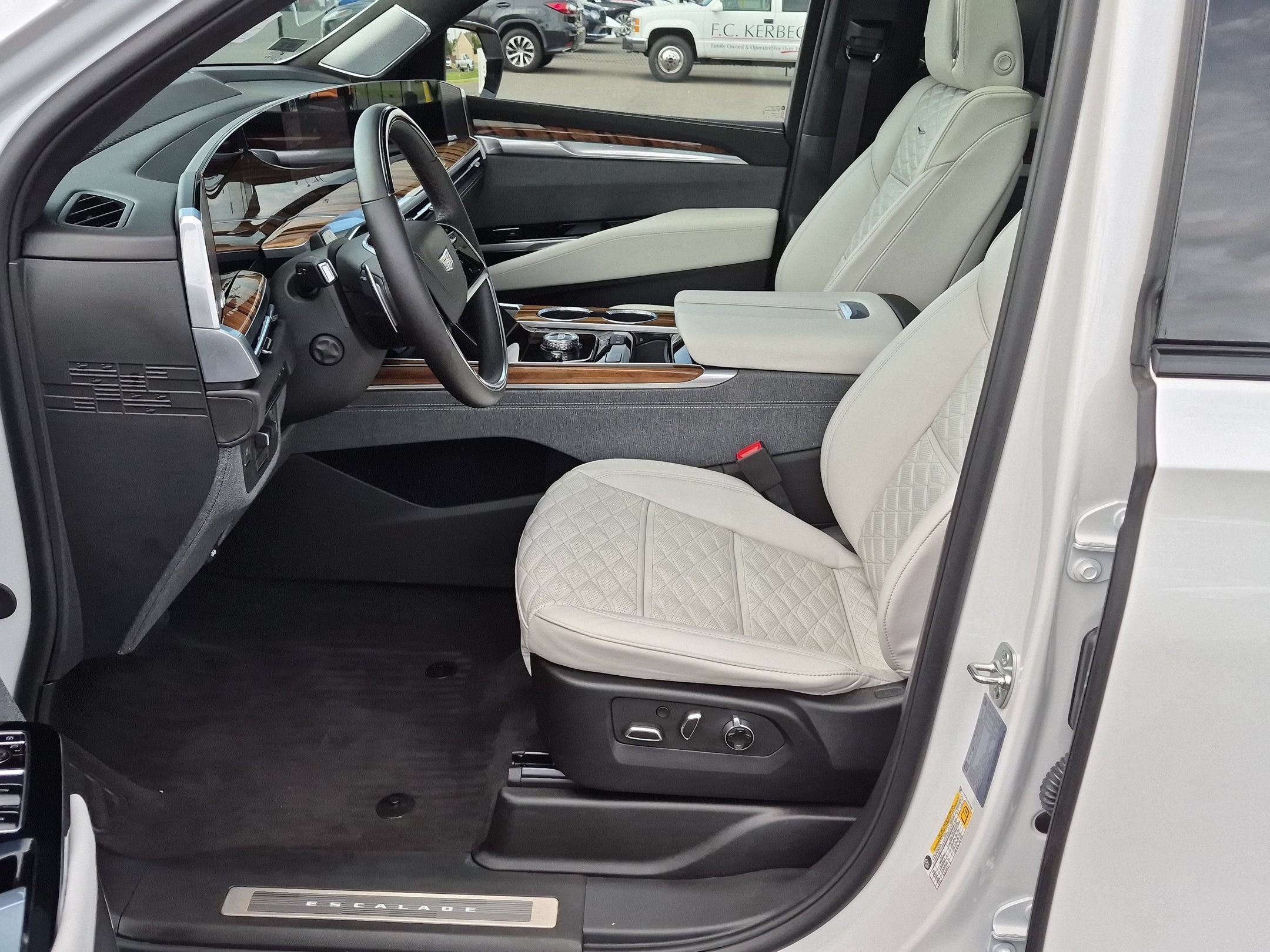 Certified 2025 Cadillac Escalade Sport Platinum w/ LPO, Floor Liner Package AWD/4WD image 19