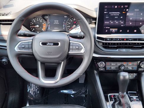 Used 2025 Jeep Compass Trailhawk AWD/4WD image 3