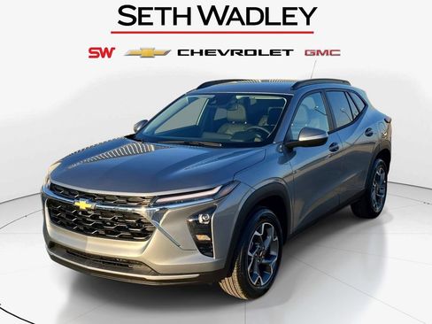 New 2026 Chevrolet Trax LT w/ LT Convenience Package FWD image 3