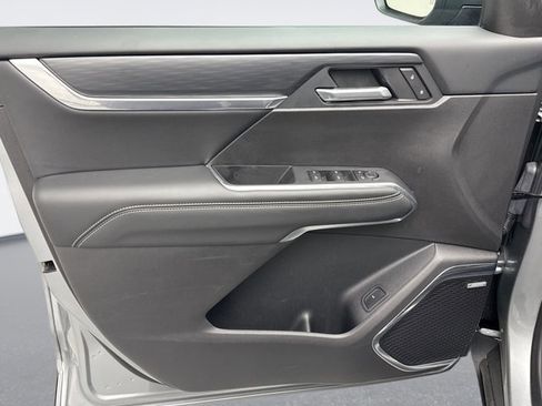 Used 2025 GMC Acadia Elevation image 9