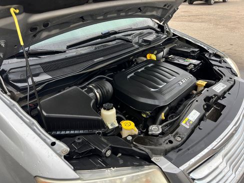 Used 2015 Chrysler Town & Country Touring image 37