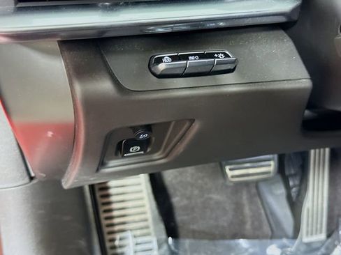 Used 2024 Chevrolet Corvette Stingray Premium Conv w/ Z51 Performance Package image 11