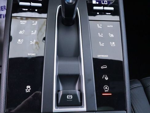 Certified 2025 Porsche Macan AWD/4WD image 33