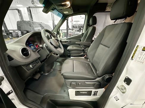 Used 2025 Mercedes-Benz Sprinter 2500 image 19