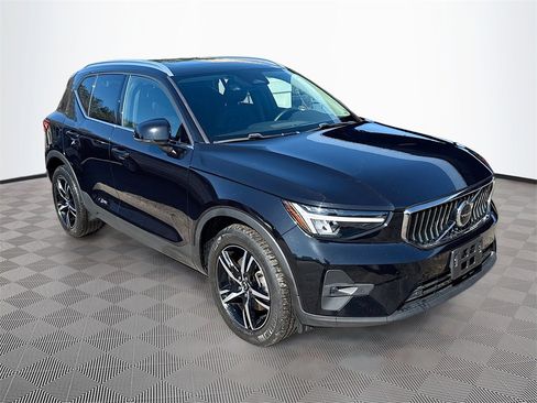 Used 2023 Volvo XC40 B5 Plus image 4