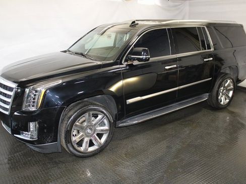 Used 2019 Cadillac Escalade ESV Premium Luxury image 2