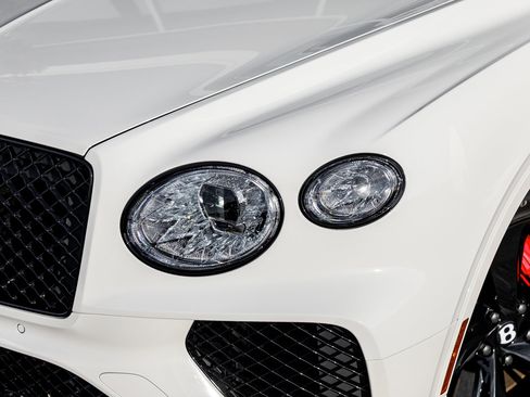 Used 2025 Bentley Bentayga image 23