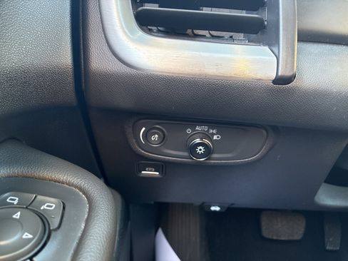 Used 2023 GMC Terrain SLE w/ Driver Convenience Package image 28