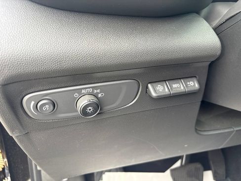 Used 2021 Buick Envision Essence w/ Technology Package I FWD image 21