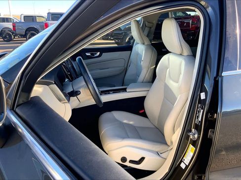 Used 2022 Volvo XC60 B5 Momentum w/ Protection Package Premier image 8