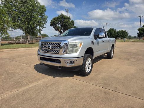 Used 2016 Nissan Titan SL RWD image 3