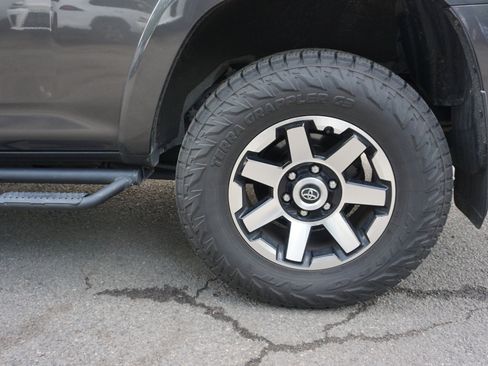 Used 2018 Toyota 4Runner TRD Off-Road AWD/4WD image 5