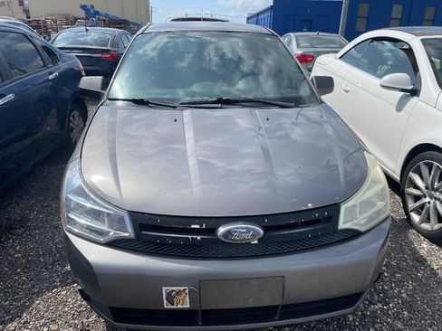 Used 2010 Ford Focus SE image 2