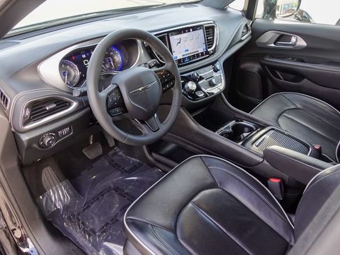 Used 2026 Chrysler Pacifica Limited w/ S Appearance Package FWD image 11