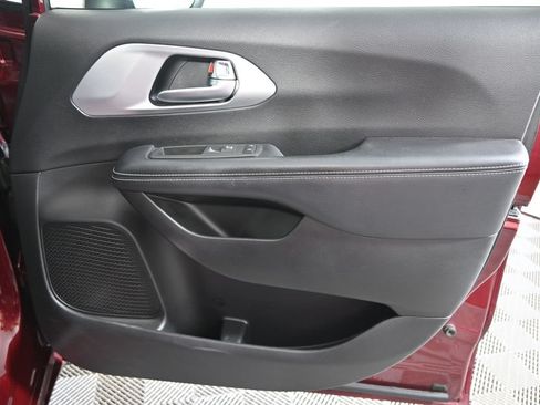 Used 2023 Chrysler Pacifica Touring-L w/ S Appearance Package AWD/4WD image 12