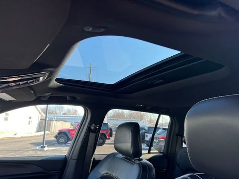 Used 2025 Jeep Grand Cherokee Altitude image 9