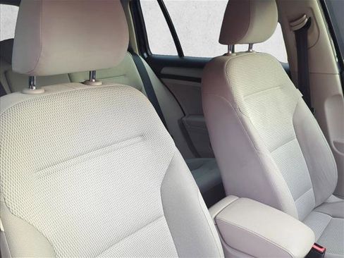 Used 2016 Volkswagen Golf S image 24