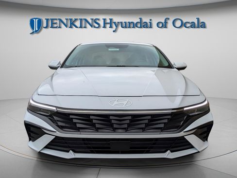 Used 2025 Hyundai Elantra SEL image 8