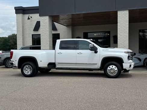 Used 2024 Chevrolet Silverado 3500 High Country w/ Technology Package AWD/4WD image 18