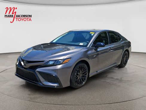 Used 2023 Toyota Camry SE FWD image 1