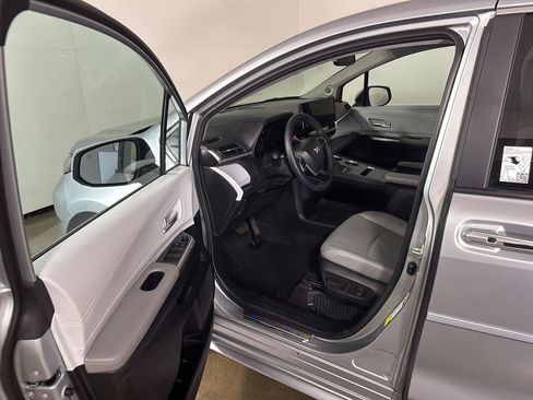 Used 2025 Toyota Sienna XLE w/ XLE Plus Package AWD/4WD image 2