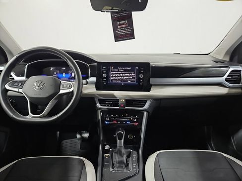 Certified 2025 Volkswagen Taos SE FWD image 13