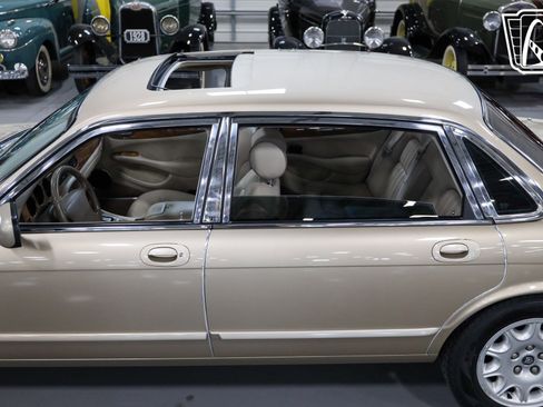 Used 2001 Jaguar XJ8 image 21