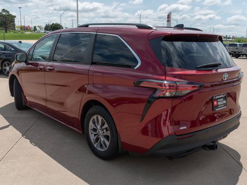 Used 2021 Toyota Sienna XLE w/ XLE Plus Package AWD/4WD image 18
