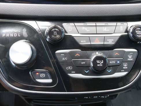 Used 2025 Chrysler Pacifica Select FWD image 23