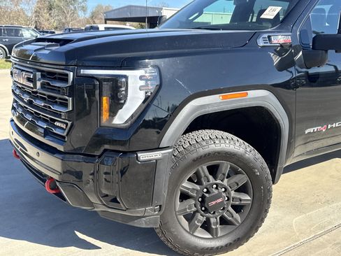 Used 2025 GMC Sierra 2500 AT4 image 2