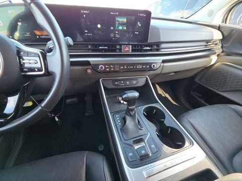 Certified 2025 Kia Carnival FWD image 8