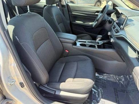 Used 2024 Nissan Altima 2.5 SV FWD image 31
