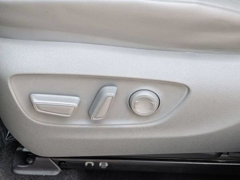 Used 2024 Toyota Highlander XLE FWD image 15