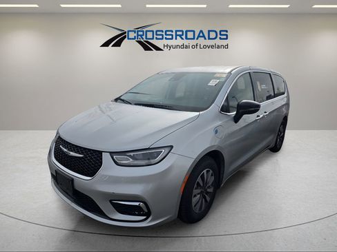 Used 2024 Chrysler Pacifica Select image 4