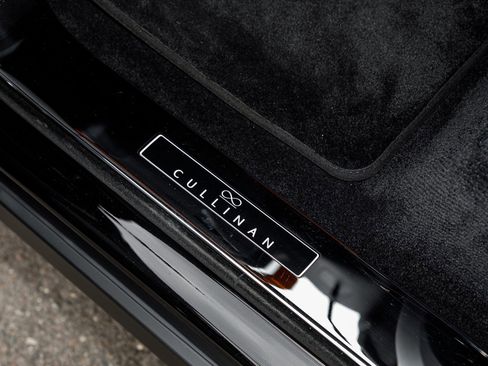 Used 2022 Rolls-Royce Cullinan Black Badge w/ Dark Exterior Package image 38