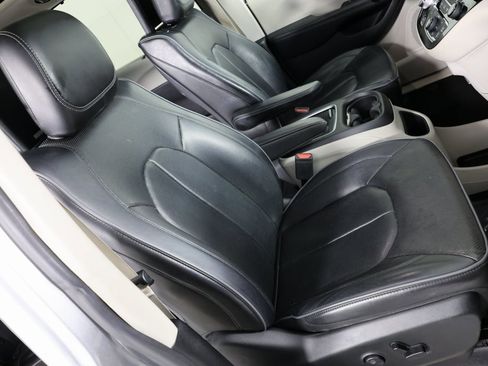 Used 2019 Chrysler Pacifica Limited image 42