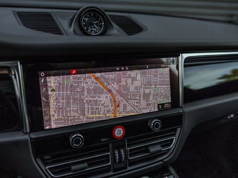 Certified 2025 Porsche Macan image 28