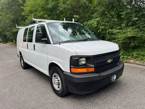Used 2017 Chevrolet Express 2500 RWD image 3